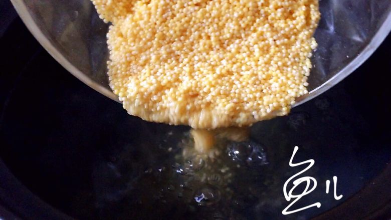 小米海参粥,砂锅中烧开水，放入浸泡后的小米，中火煮粥，中间经常搅动，以免糊锅底