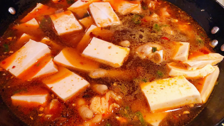 明虾鸡爪煲,锅中添加适量清水再放入千叶豆腐和土豆片大火炖起来