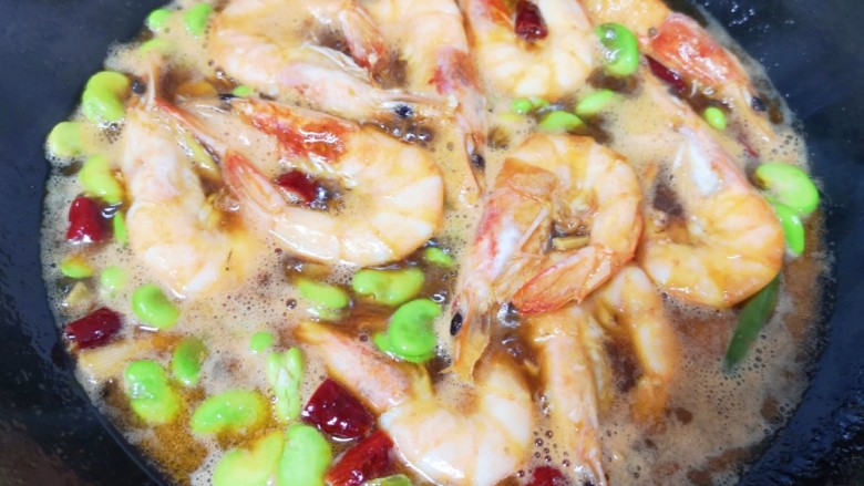 油焖蚕豆,加入开水烧开，焖炒10分钟，让虾和蚕豆入味。