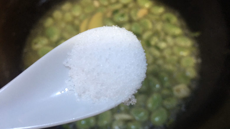 油焖蚕豆,加入适量的盐