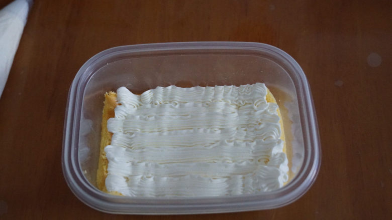 🔥网红甜品豆乳盒子蛋糕，好吃到没朋友！,挤上一层奶油霜。