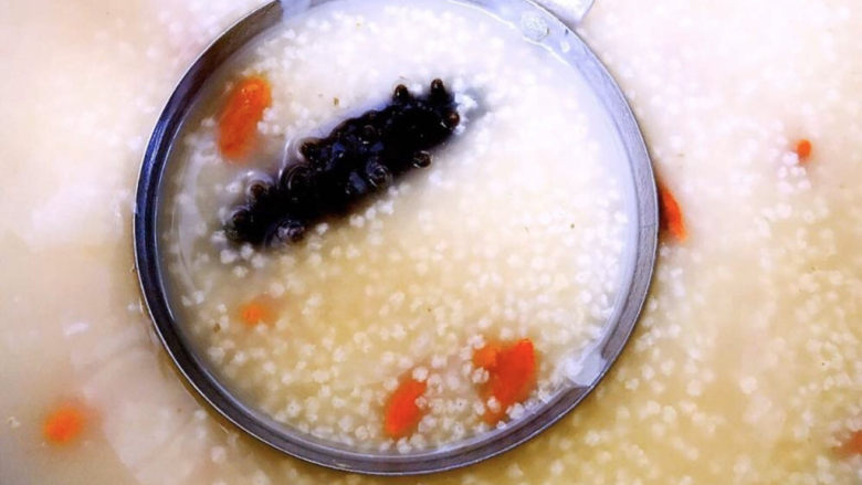 小米海参粥,小米熬制开花成粘稠状即可出锅享用