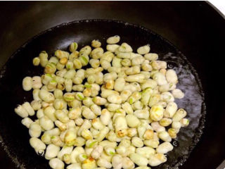 油炸蚕豆,蚕豆焯水1分钟，去除蚕豆的涩味