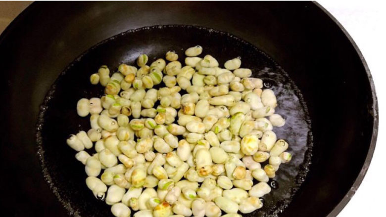 油炸蚕豆,蚕豆焯水1分钟，去除蚕豆的涩味