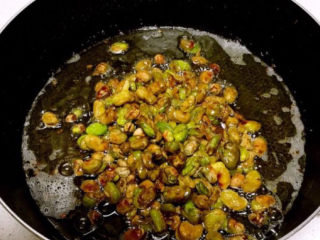 油炸蚕豆,油温8分热的时候加入蚕豆，二次复炸