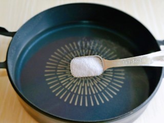 五香蚕豆,锅中加入纯净水，再加入盐。