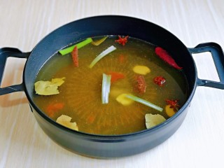 五香蚕豆,用筷子充分搅拌均匀。