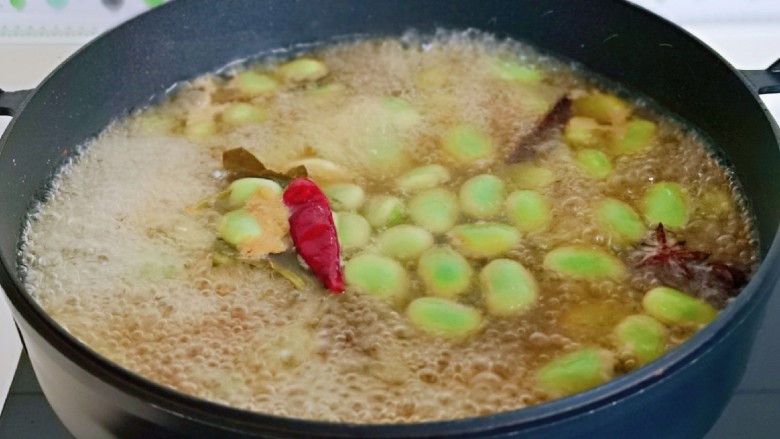 五香蚕豆,转小火煮10分钟左右。