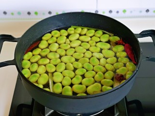 五香蚕豆,将洗干净的蚕豆倒入锅中，大火烧开。