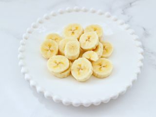 香蕉蔓越莓奶昔,香蕉去外皮后，用刀切成片。