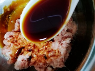 包子【茴香猪肉+西葫芦鸡蛋】,3勺海鲜酱油。