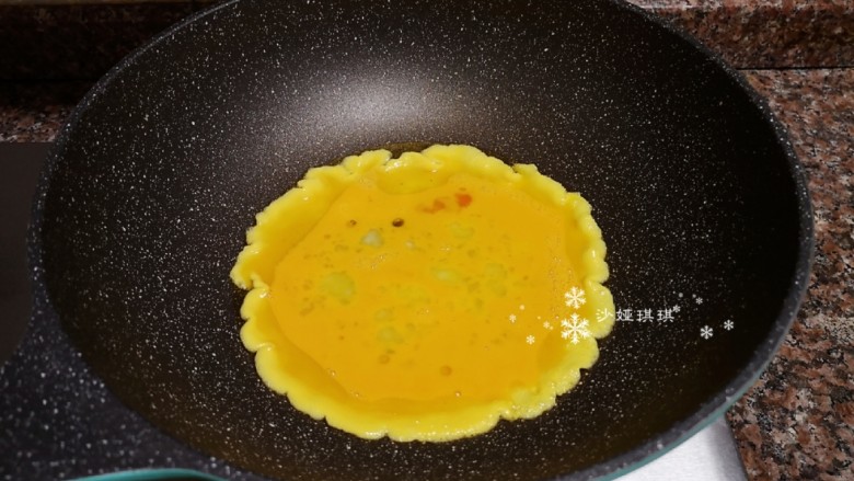 杏鲍菇炒鸡蛋,倒入蛋液定型后翻炒一下。
