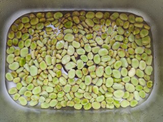 五香蚕豆,蚕豆清水里浸泡片刻