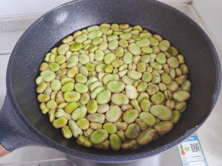 五香蚕豆,蚕豆冷水入锅，水要没过蚕豆
