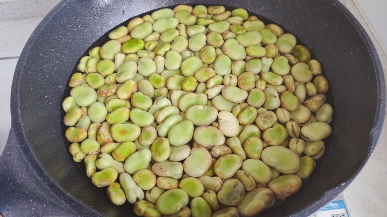 五香蚕豆,蚕豆冷水入锅，水要没过蚕豆