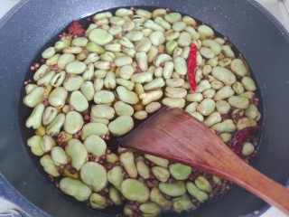 五香蚕豆,搅拌均匀