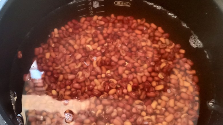 和果子-樱花🌸,红豆放入电饭煲中，加入约红豆两倍的水，开启煮饭模式