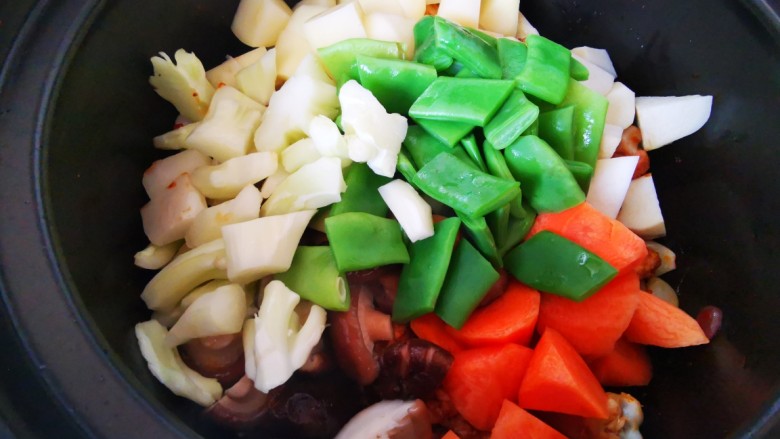 砂锅翅根焖面,翻炒一会，加入准备好的蔬菜食材