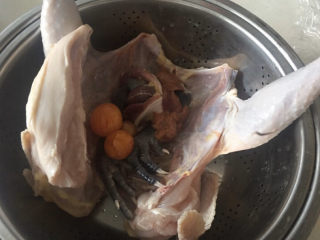 胡椒猪肚鸡,老母鸡开肚、内脏打理干净。
这个老母鸡比较大，我用了半只，另一半入冰箱冷冻。