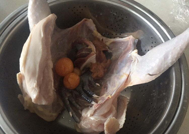 胡椒猪肚鸡,老母鸡开肚、内脏打理干净。
这个老母鸡比较大，我用了半只，另一半入冰箱冷冻。