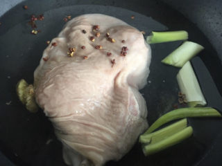 胡椒猪肚鸡,猪肚入锅里，放花椒、京葱、姜烧开焯水三分钟，拿出来流动水冲洗干净。