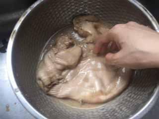 胡椒猪肚鸡,用手反复揉洗，可以祛除猪肚上白色猪油，揉洗后用流动水冲洗干净 ，再放醋、盐、面粉重复上一次的动作，我一共洗了三次。