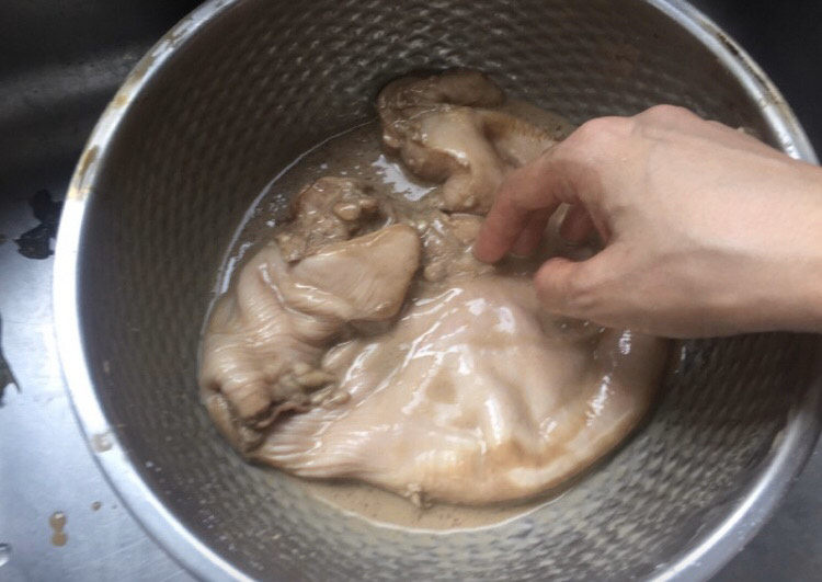 胡椒猪肚鸡,用手反复揉洗，可以祛除猪肚上白色猪油，揉洗后用流动水冲洗干净 ，再放醋、盐、面粉重复上一次的动作，我一共洗了三次。