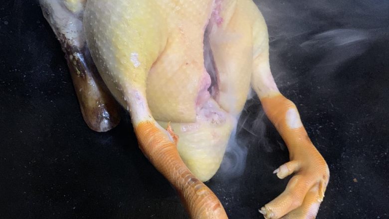 白切鸭,先把鸭子背部朝锅面，避免腹部先出油太多。