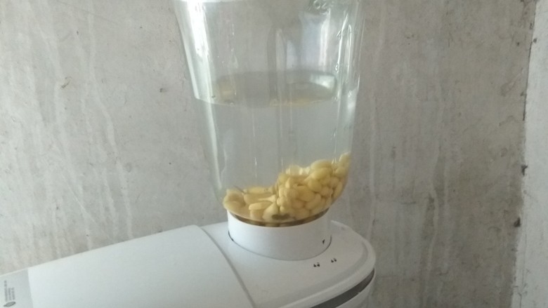 纯豆浆,将泡好的黄豆放入豆浆机中，加上黄豆的3:2的水(水是黄豆的2倍)