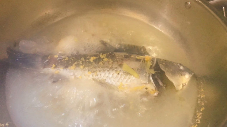 鲫鱼豆腐汤,将鱼倒进热水中开煮