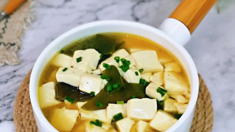 海带豆腐汤,味道香浓，豆腐嫩滑，好吃极了，喜欢的做起来。