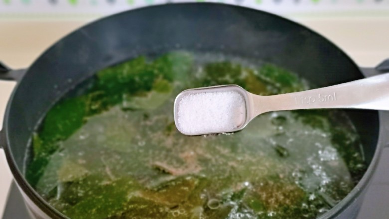 海带豆腐汤,再按个人口味加入盐。