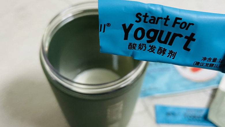 自制低脂水果燕麦酸奶,倒入0.5g或是1g酸奶发酵菌粉