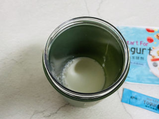 自制低脂水果燕麦酸奶,将酸奶发酵杯清洗干净，内胆用开水烫一下再晾干。倒入少许全脂牛奶