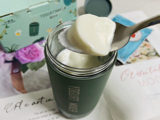 自制低脂水果燕麦酸奶,8-10小时后发酵完成，浓稠的酸奶