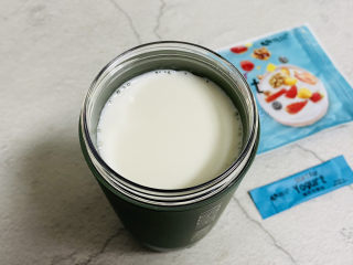 自制低脂水果燕麦酸奶,再倒入剩余的牛奶搅拌均匀