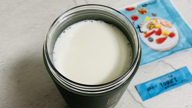 自制低脂水果燕麦酸奶,再倒入剩余的牛奶搅拌均匀