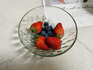 自制低脂水果燕麦酸奶,蓝莓、草莓清洗干净