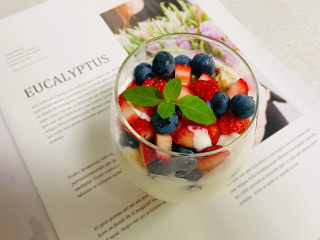 自制低脂水果燕麦酸奶,草莓切丁放入蓝莓，薄荷叶装饰