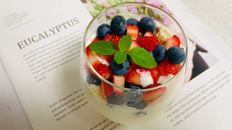 自制低脂水果燕麦酸奶,草莓切丁放入蓝莓，薄荷叶装饰