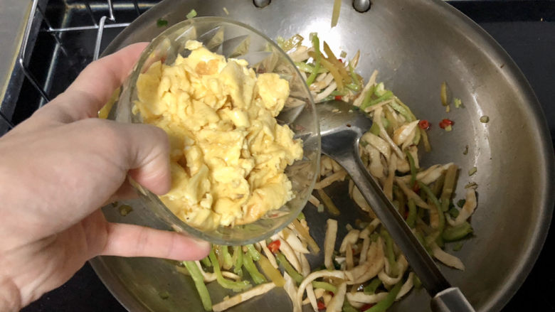 杏鲍菇炒鸡蛋➕淡黄杨柳又催春,加入鸡蛋，中火翻炒均匀