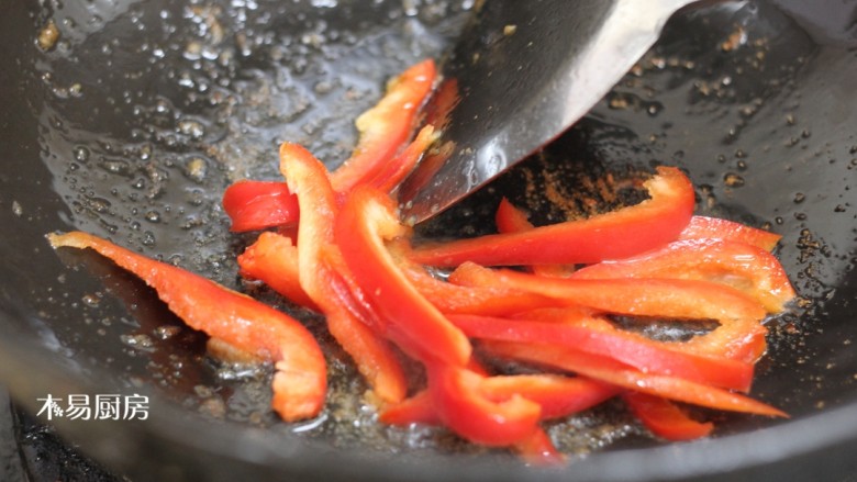 西芹炒牛柳,锅内留底油，下入红彩椒丝。喜欢辣味的可以放红辣椒，味道也很不错。