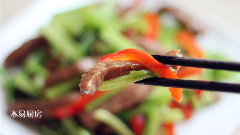 西芹炒牛柳,香芹和红彩椒不用炒得完全断生，这样可以使蔬菜更加脆嫩。