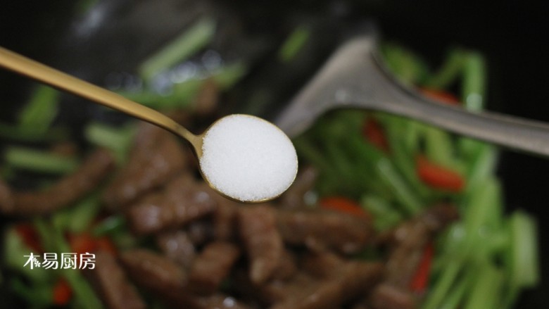 西芹炒牛柳,根据个人口味，放入约5克食盐。