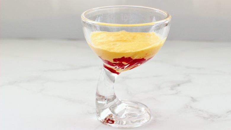 芒果蔓越莓黑巧酸奶杯,再倒入一半榨好的芒果酸奶。