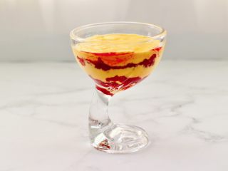 芒果蔓越莓黑巧酸奶杯,把剩下的芒果酸奶倒入杯子里。