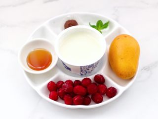 芒果蔓越莓黑巧酸奶杯,首先备齐所有的食材。