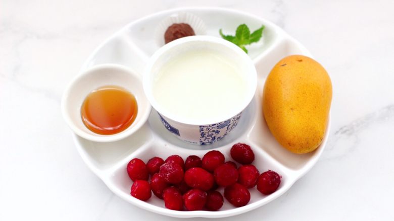 芒果蔓越莓黑巧酸奶杯,首先备齐所有的食材。