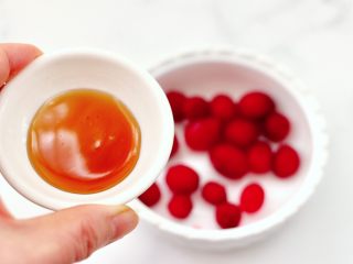 芒果蔓越莓黑巧酸奶杯,蔓越莓果里加入蜂蜜。