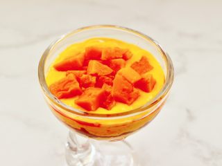 芒果蔓越莓黑巧酸奶杯,把剩下的芒果丁放入杯子中。